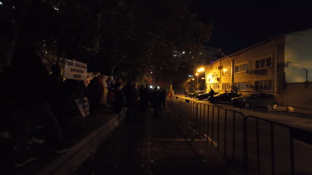 Proteste continue în fața Arestului Central: susținătorii lui Călin Georgescu cer eliberarea acestuia