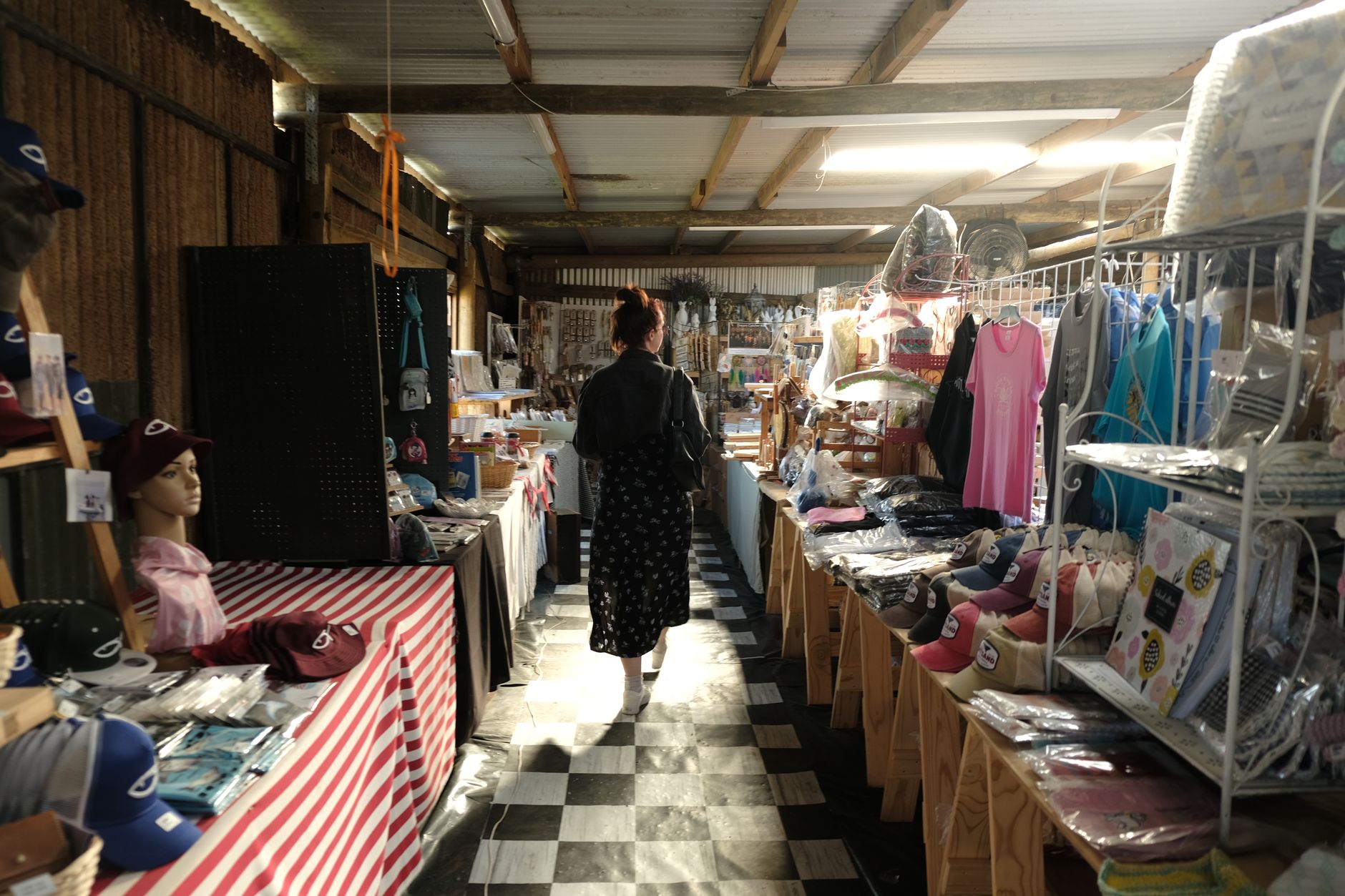 Bazarul cu amintiri: Cum se negociază sărăcia la marginea Bucureștiului