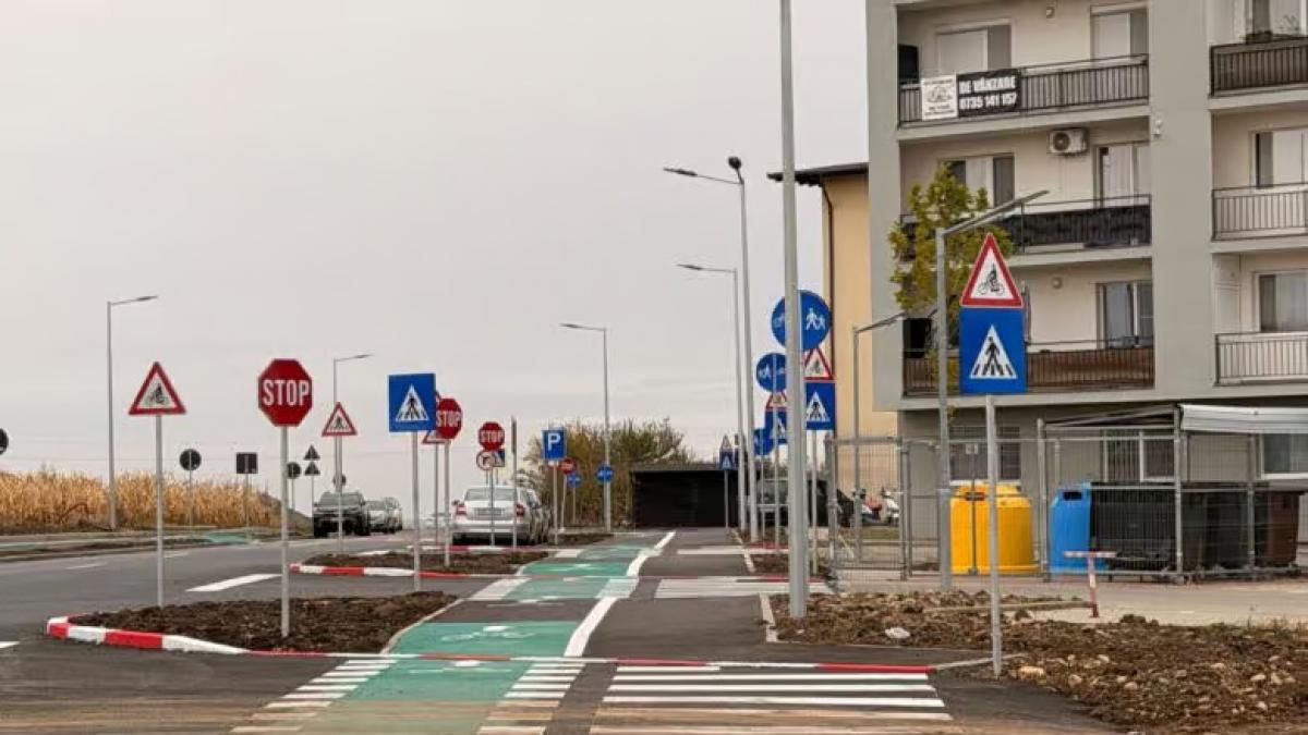 Aglomerație de indicatoare pe strada Ogorului din Sibiu: locuitorii reclamă o „pădure” de semne rutiere