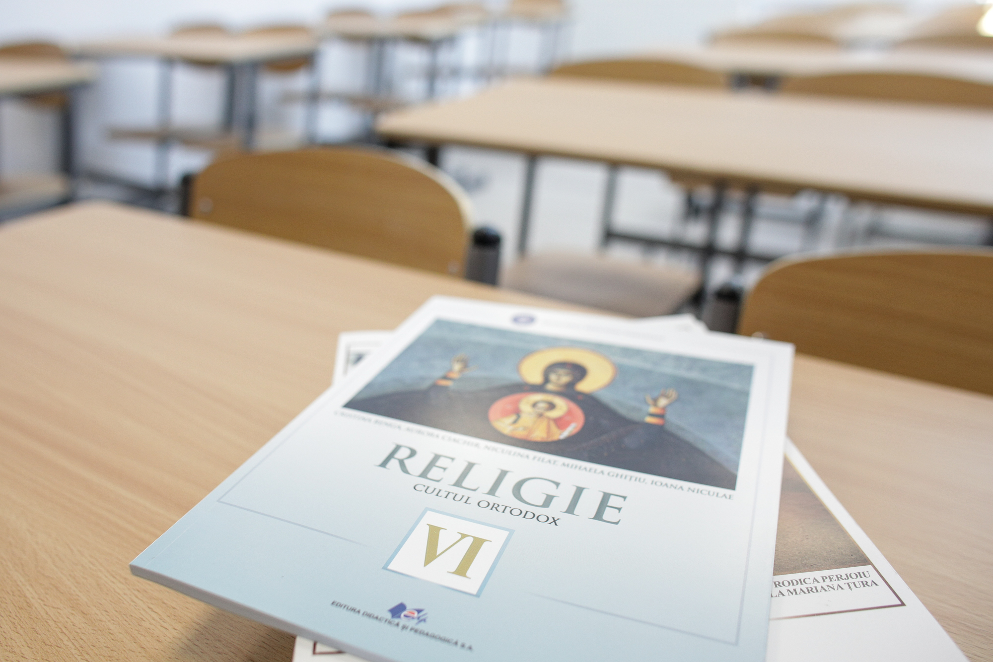 Manualele de Religie promovează viziuni despre avort și comunitatea LGBTQ+ care ignoră realitățile legale și medicale