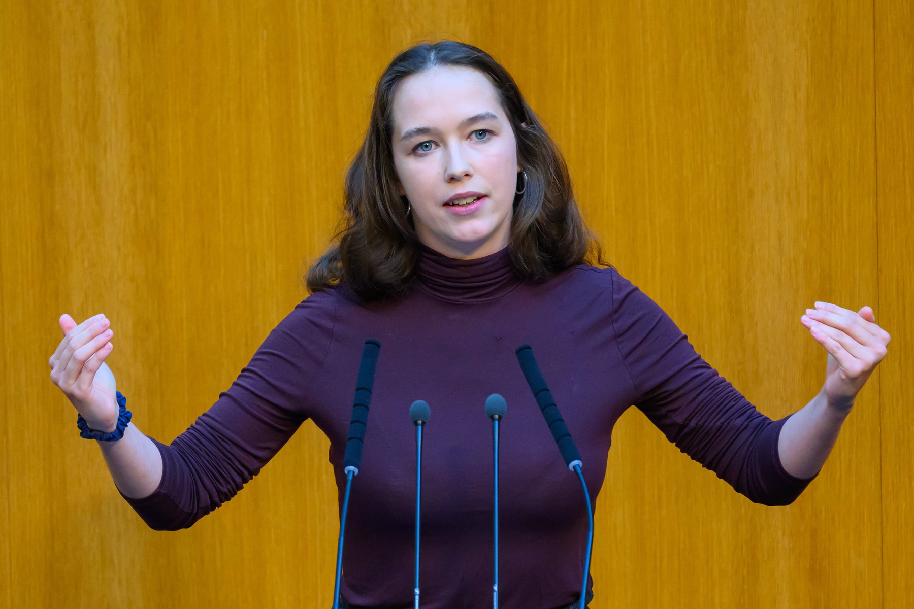 Violență digitală împotriva eurodeputatelor: Lena Schilling dezvăluie atacurile cu imagini deepfake