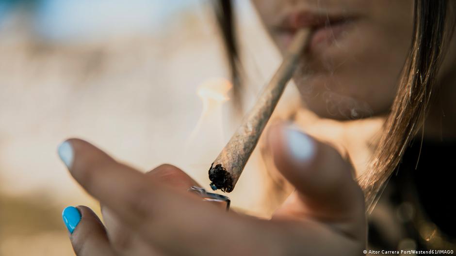 Mecanismele din spatele consumului de droguri la adolescenți: de la curiozitate la încercarea de a evita realitatea