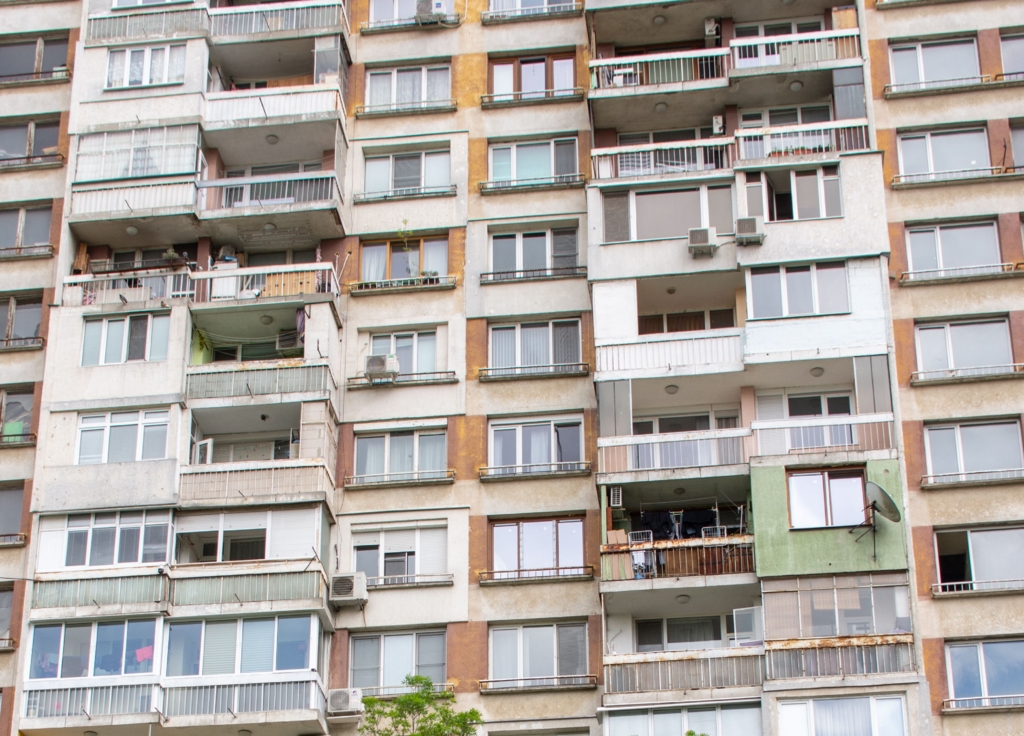 Amenzi și desființări pentru balcoanele închise ilegal: noul Cod al Urbanismului impune reguli stricte