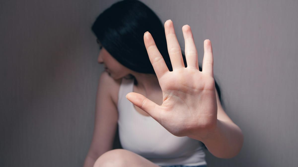 Victimele violenței domestice pot pierde locuința socială după partaj. Se propun schimbări legislative