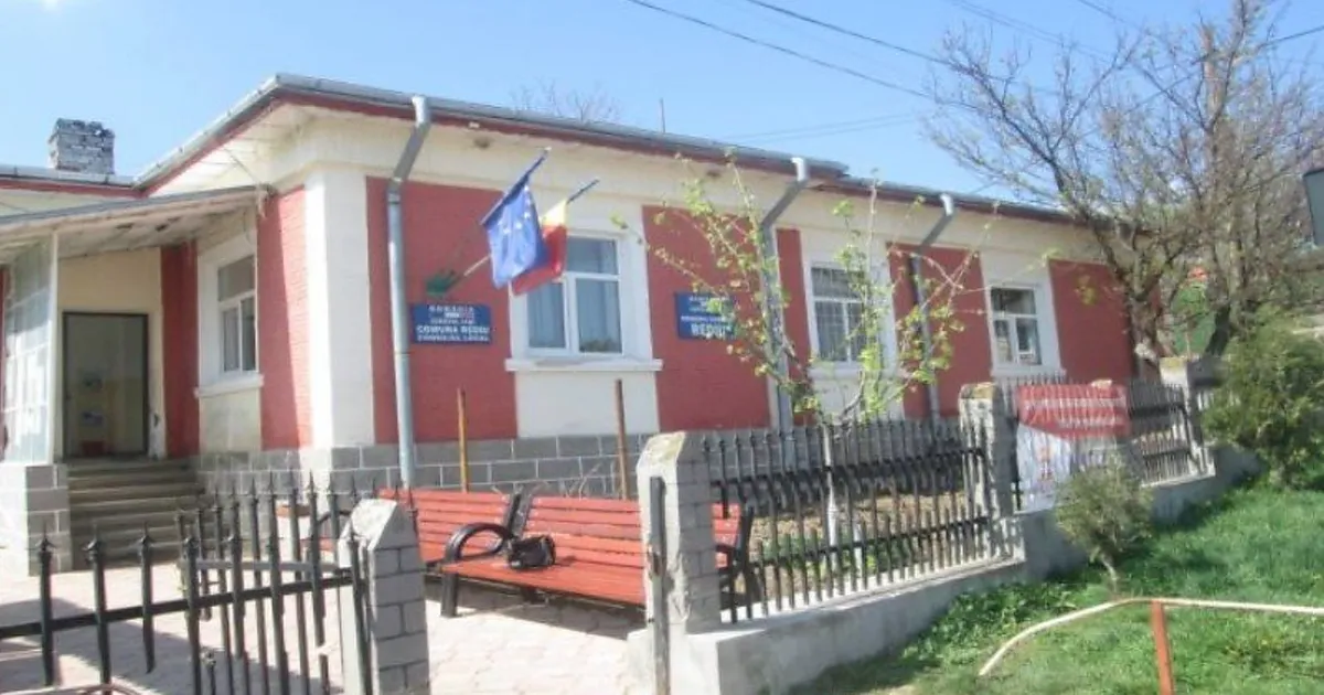 Scandal în comuna Rediu: Primăria a acordat contracte de 30.000 de euro unei familii de mamă și fiu