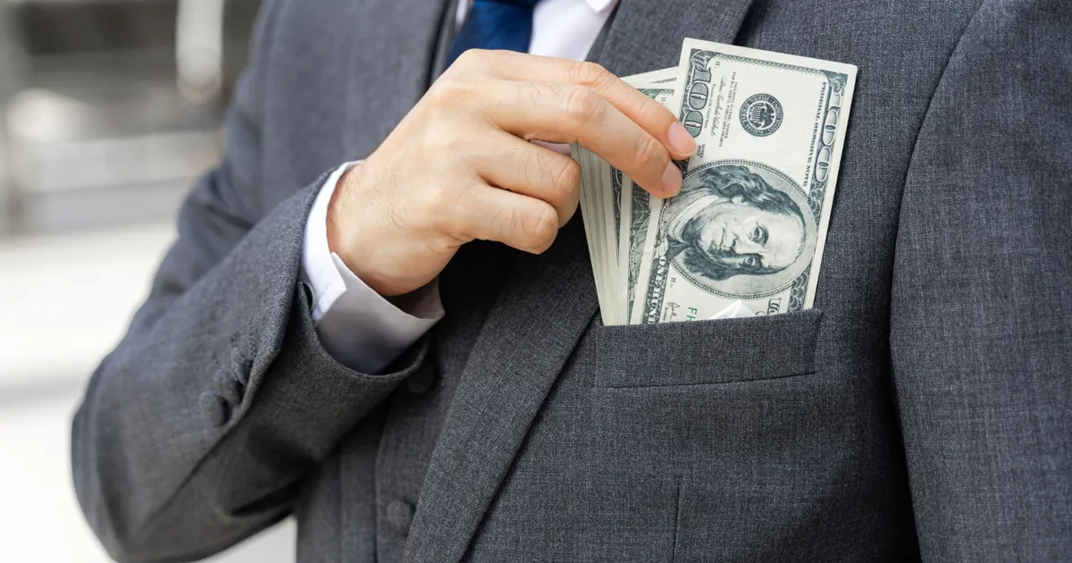 Scandal în achizițiile publice: o firmă din Neamț cu adresă în California a obținut 360.000 de lei din contracte