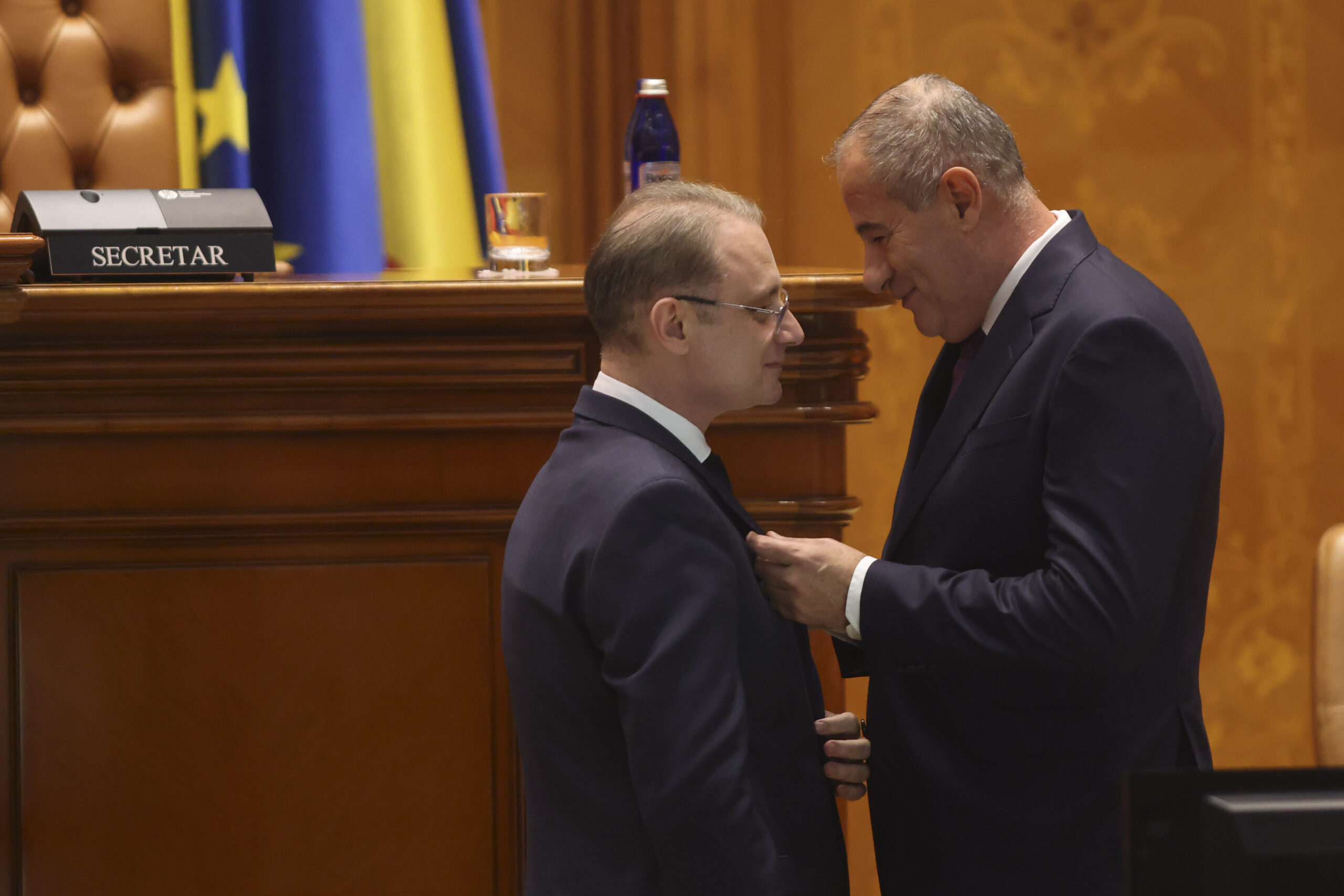 Accuzații grave împotriva guvernului PSD-Nicușor Dan: OUG adoptată noaptea pentru favorizarea unor „speciali” din sistem