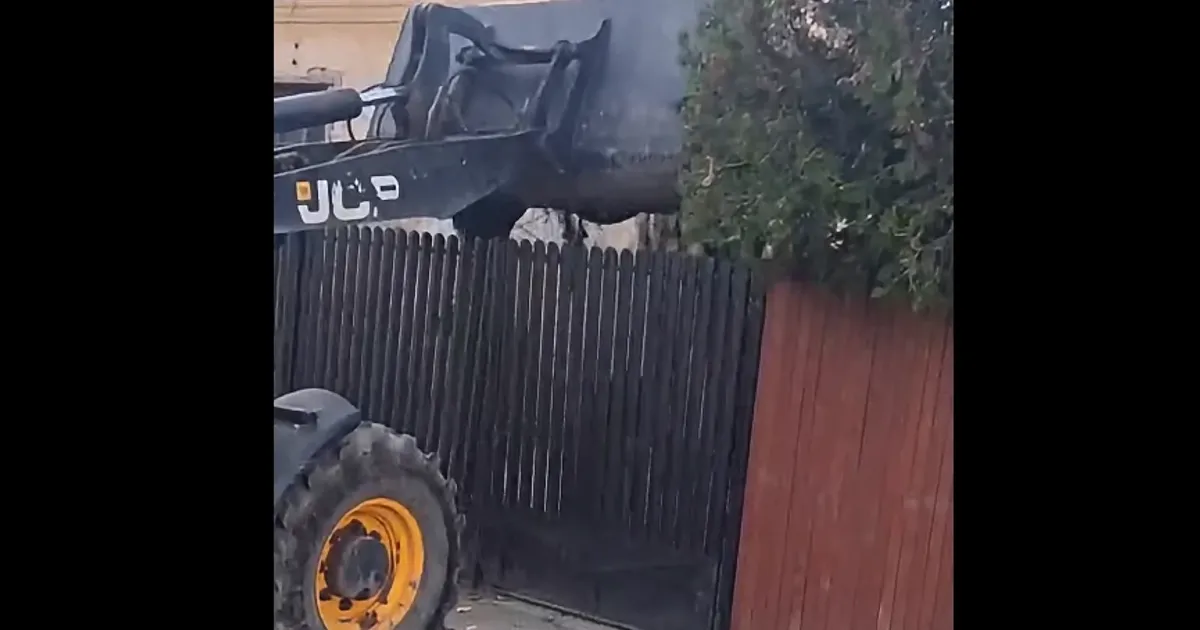 Scandal în Dolj: Primăria Băilești a returnat deșeurile unui cetățean direct în curtea acestuia cu excavatorul
