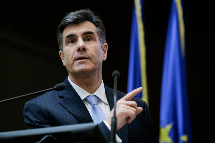 Guvernul Niculescu a fost investit cu votul PNL, în ciuda predicțiilor privind combinațiile nevotabile