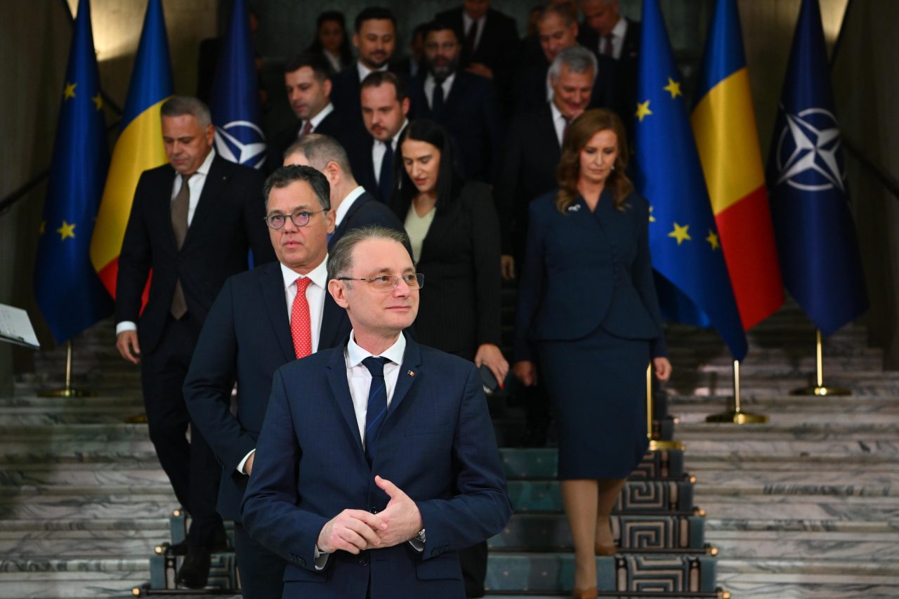 Analiză a noului guvern Luca Niculescu: Simbolism religios și schimbări în structura ministerelor