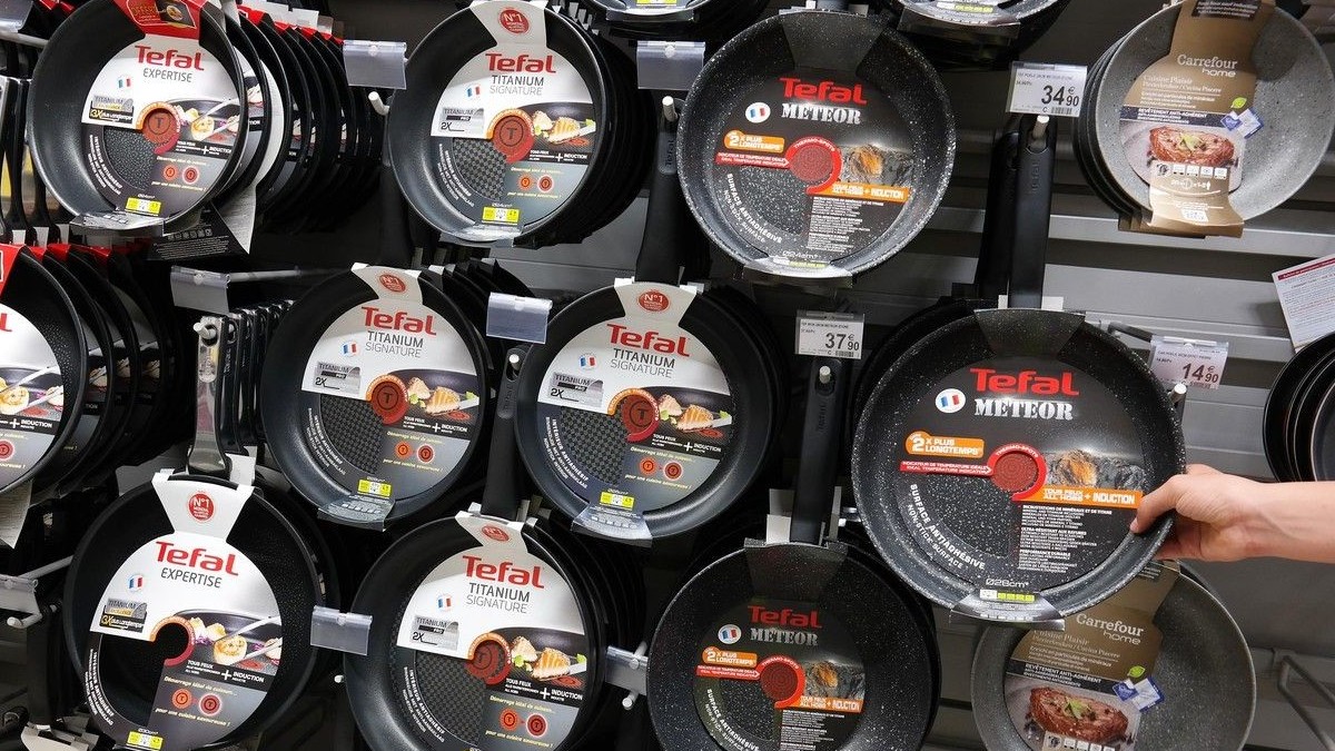 Război juridic pentru tigăile antiaderente: Gigantul Tefal este vizat de organizații europene