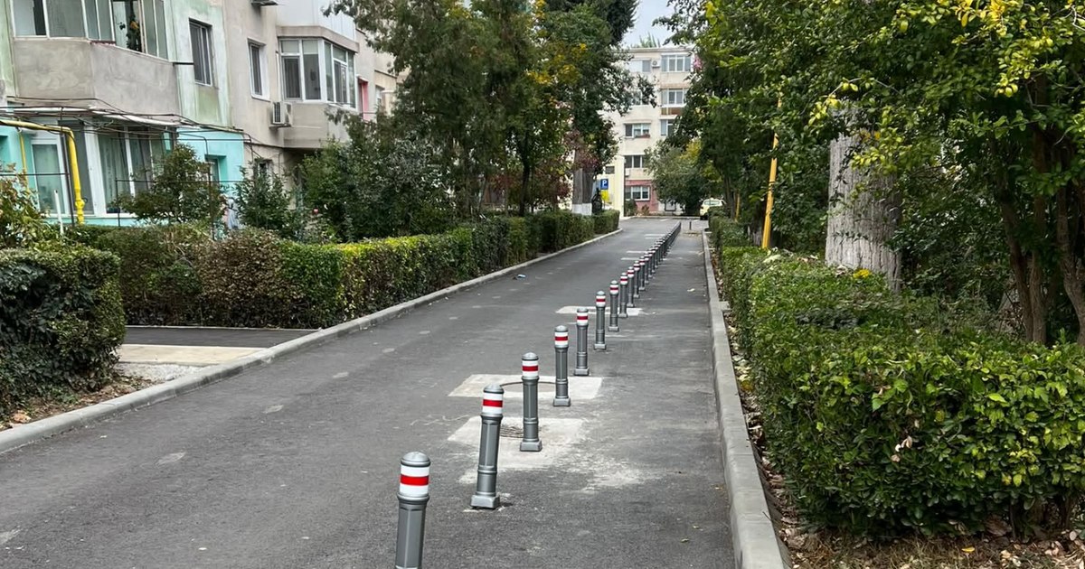Scandal în Constanța după o amenajare pietonală dubioasă: un șir de stâlpișori în loc de trotuar