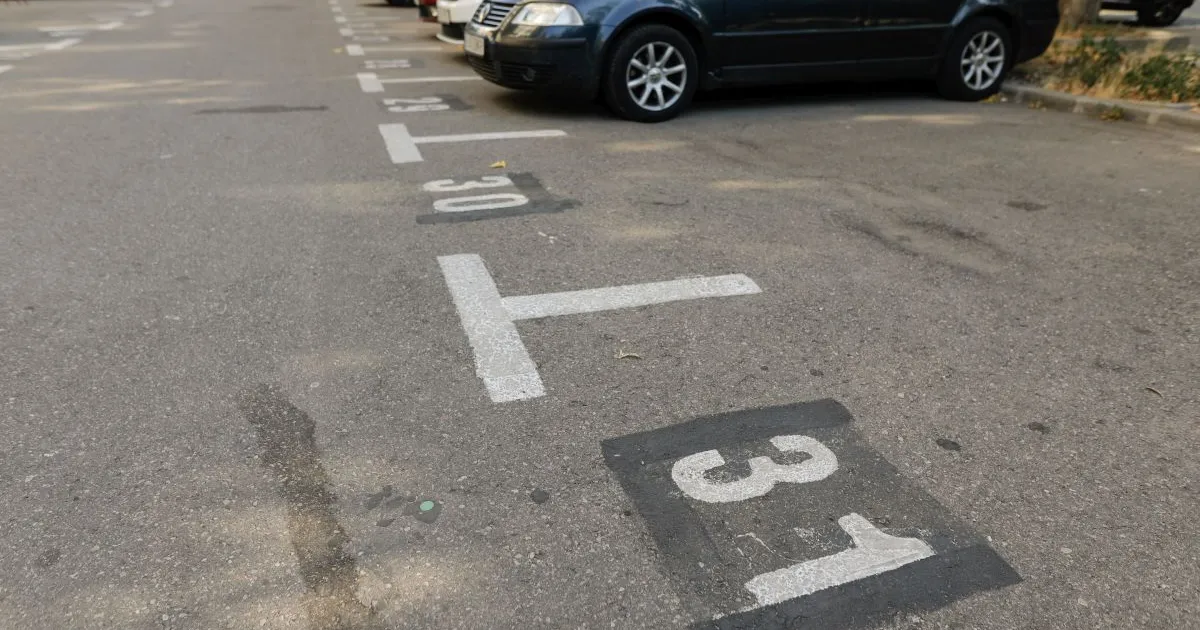 Birocrația locurilor de parcare: de la dosare cu șină la amenzi și restricții în orașele din România