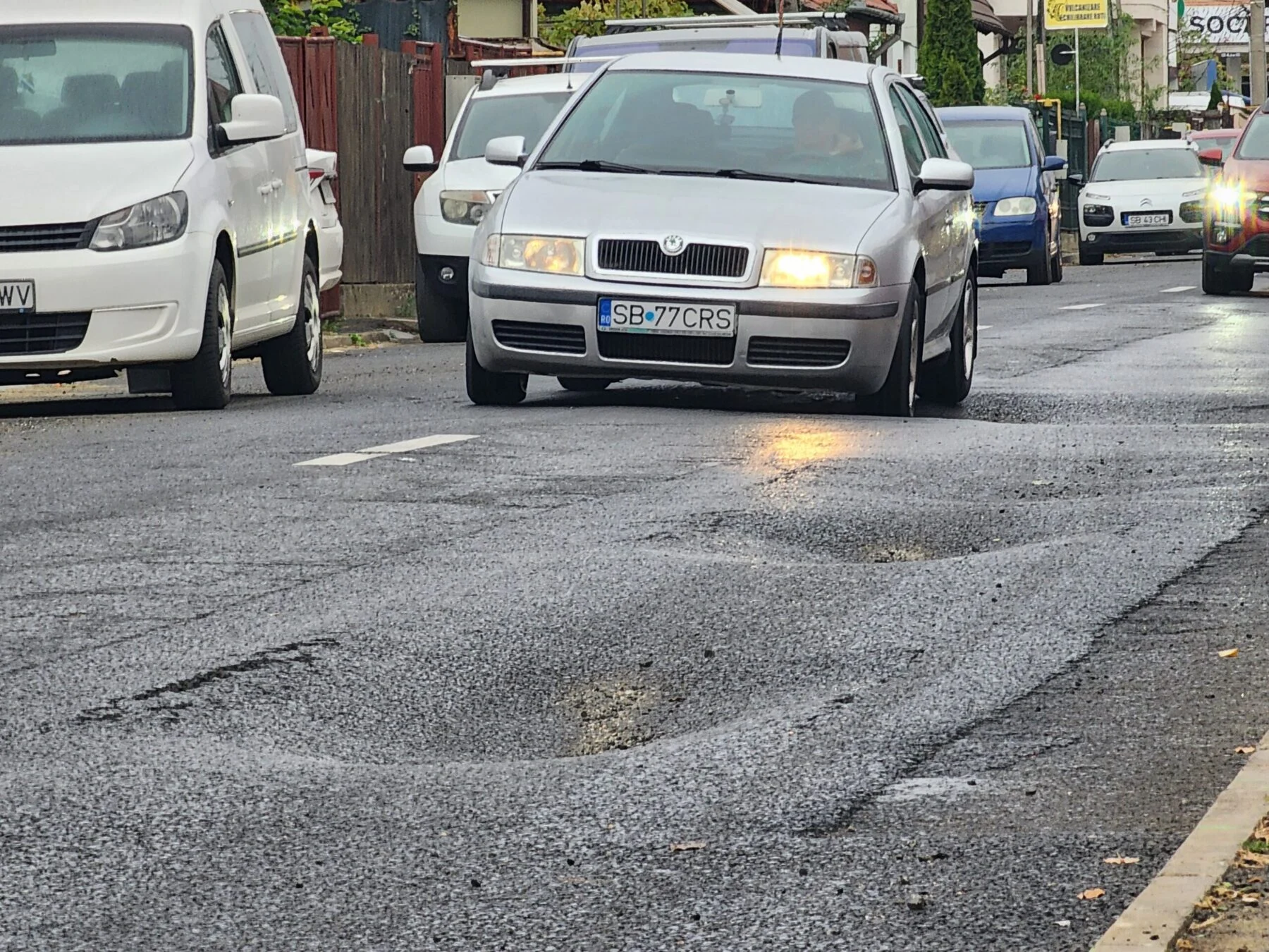 Scandal în Sibiu: Strada Rahovei este plină de gropi la doar două luni după reabilitare