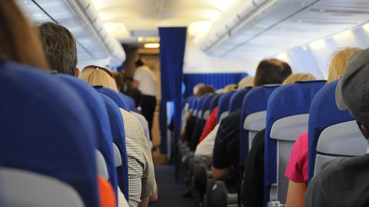 Reguli noi pentru pasagerii de avion: Se termină taxarea erorilor de nume și politica no-show