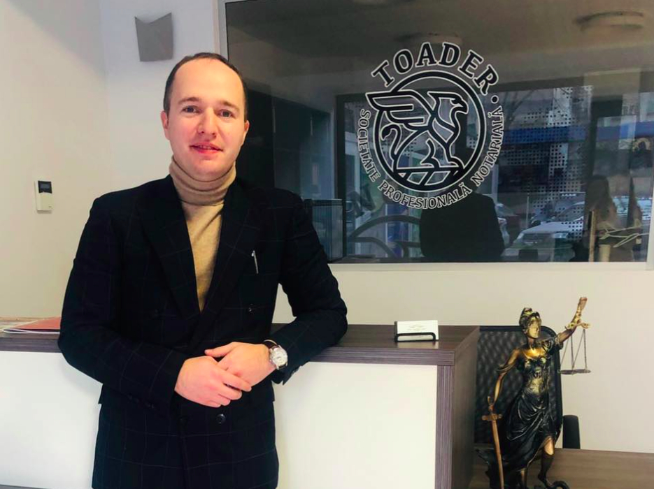 Alexandru Toader, arestat preventiv pentru viol, a fost dus în cătușe la propriul notariat pentru percheziții