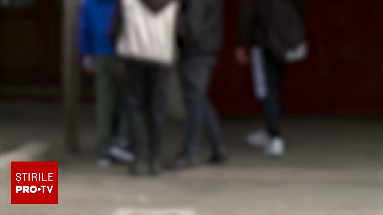 Scandal în Bistrița: Elevul care a atacat o profesoară cu cuțitul a fost exmatriculat și supravegheat electronic