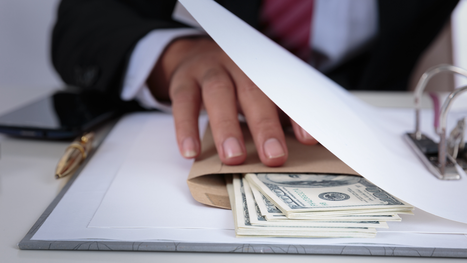 Primarul din Slănic Moldova, reținut de DNA cu 6.000 de euro mită în flagrant