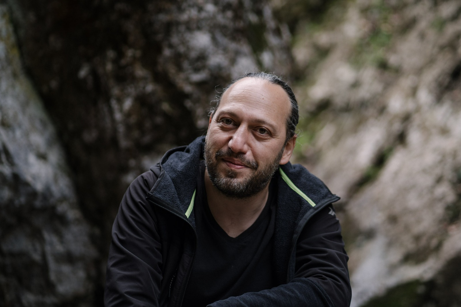 Poveștile de la marginea lumii: Matei Florian transformă reportajele despre abandonul rural în spectacol de teatru