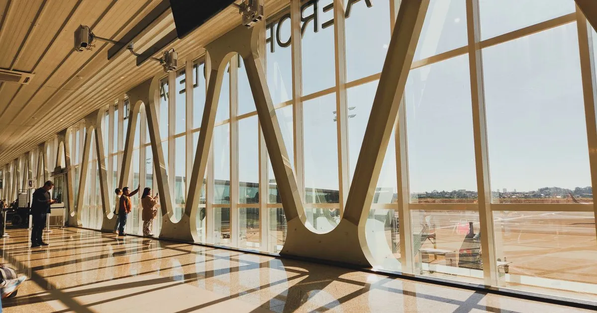 Ancheta pentru furtul banilor de la Otopeni: vameșii vizați ar fi achitat datorii și ar fi cumpărat mașini de lux