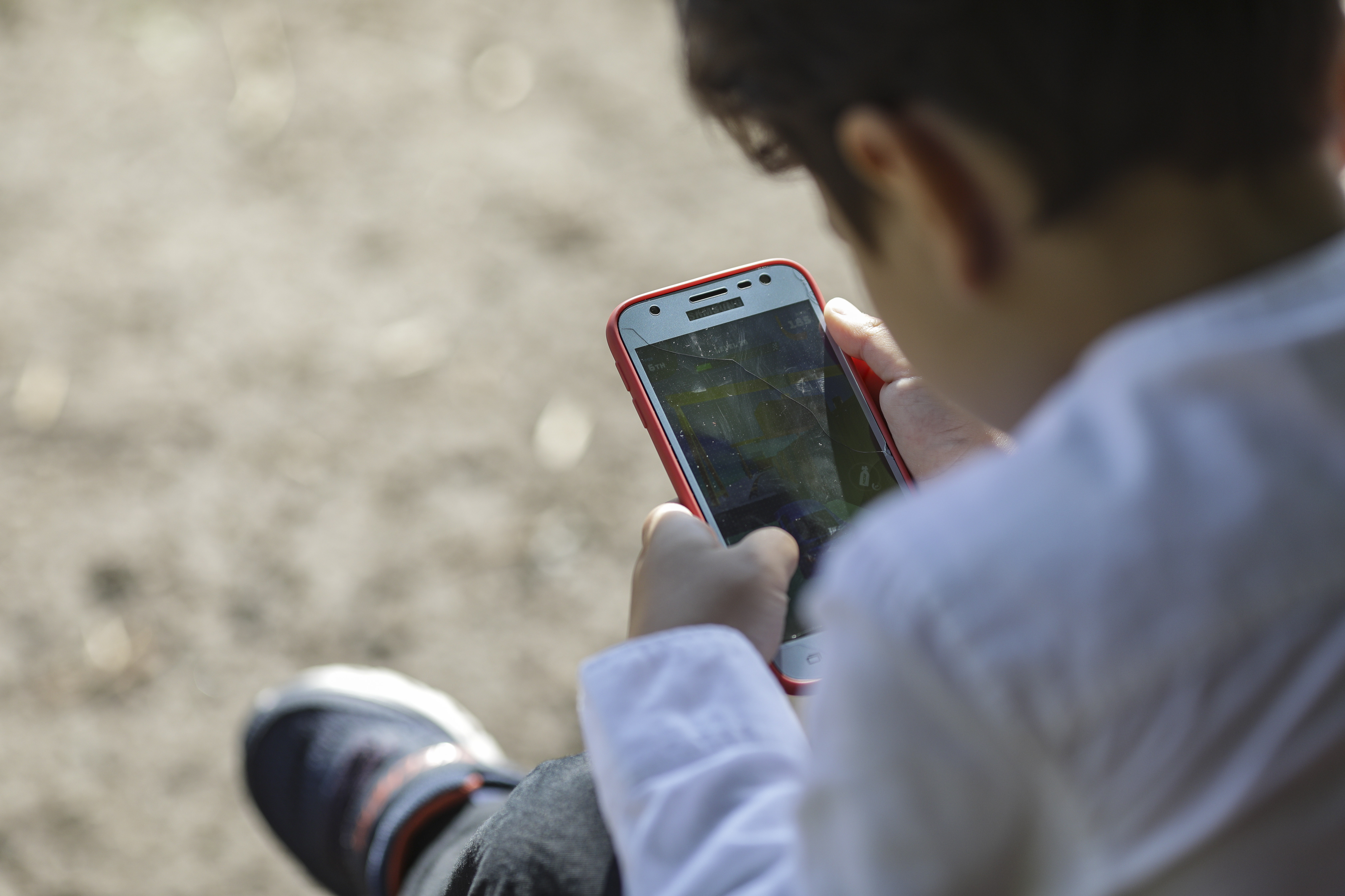 Măsura interzicerii telefoanelor în școli: între nevoia de concentrare și riscul de sevraj psihologic