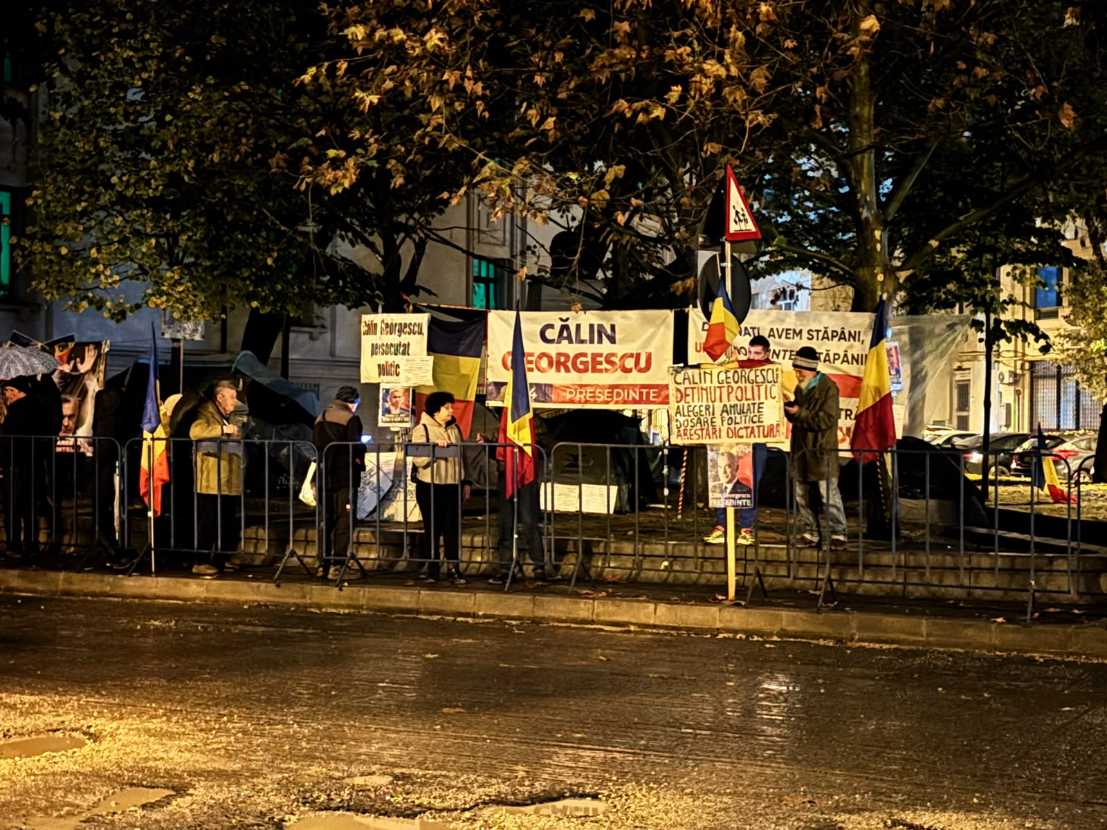 Proteste în fața Arestului Central pentru eliberarea lui Călin Georgescu după prelungirea arestului preventiv