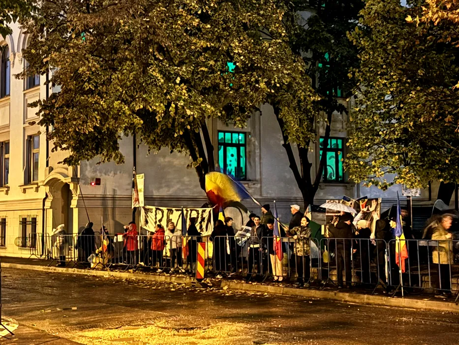 Manifestare în fața Arestului Central pentru susținerea lui Călin Georgescu: „Dosar fabricat, Călin nevinovat”