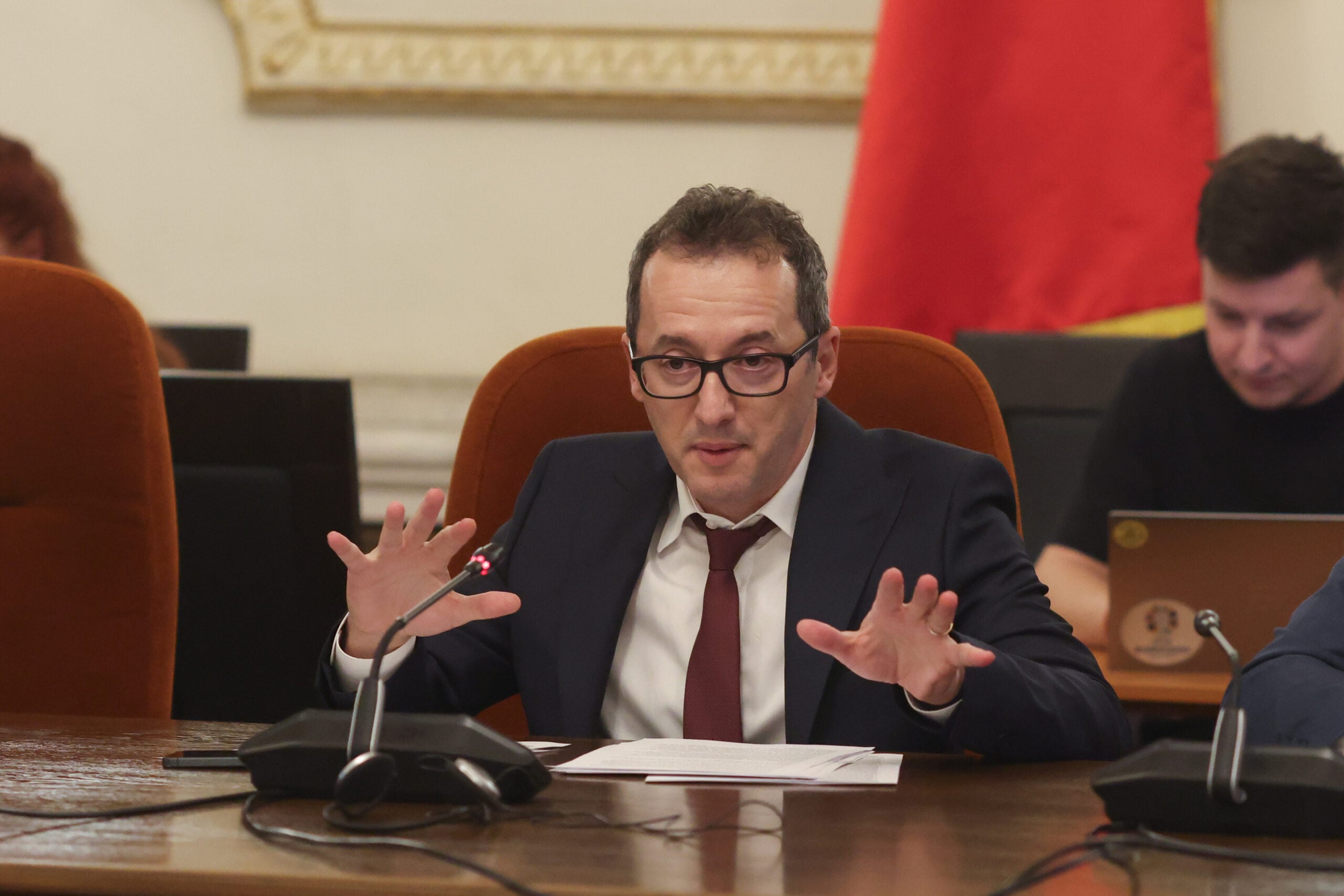 Bogdan Dumitru propune eliminarea imprimantelor din minister după volumul uriaș de hârtie