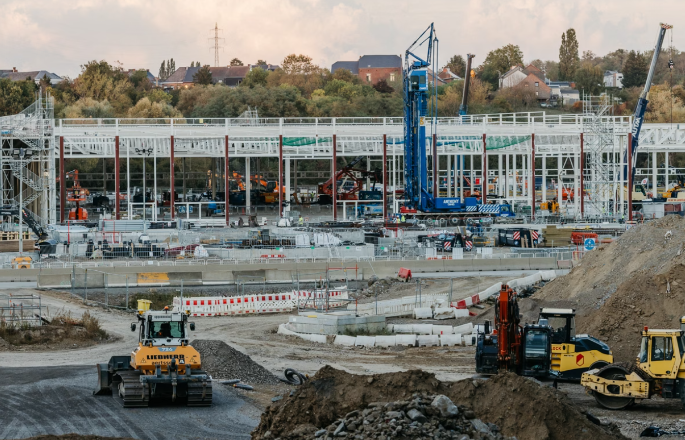 Exploatare și accidente pe șantierele giganților tech: Muncitorii români, expuși la pericole în Europa
