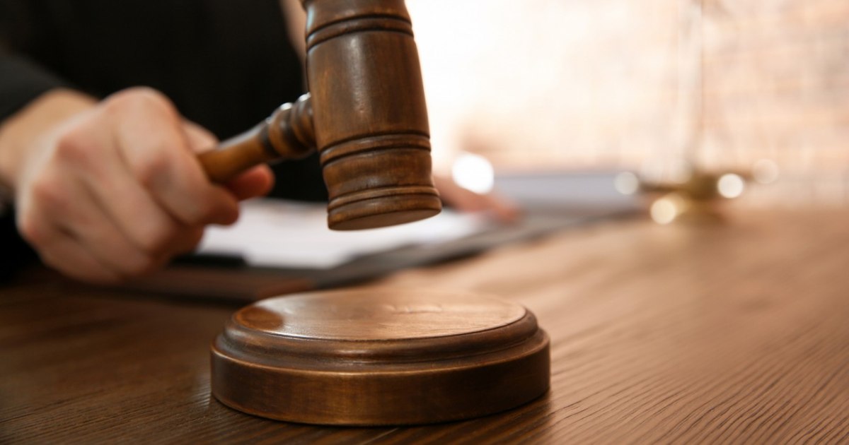Un angajat a fost concediat după ce a raportat fraudele managerului său: instanța a impus despăgubiri de 11.000 de euro