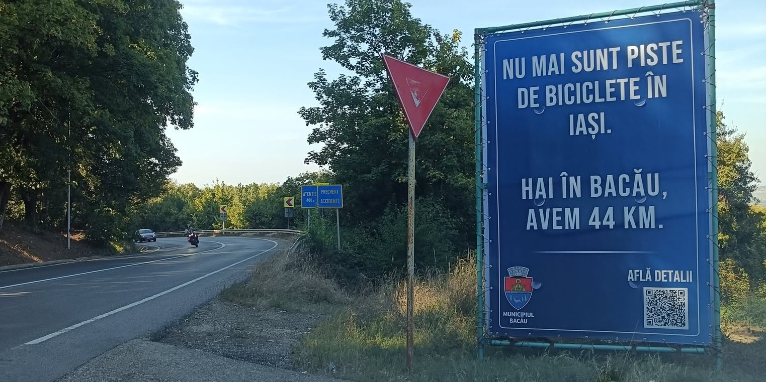 Bacăul își promovează infrastructura de biciclete în Iași printr-un banner ironic