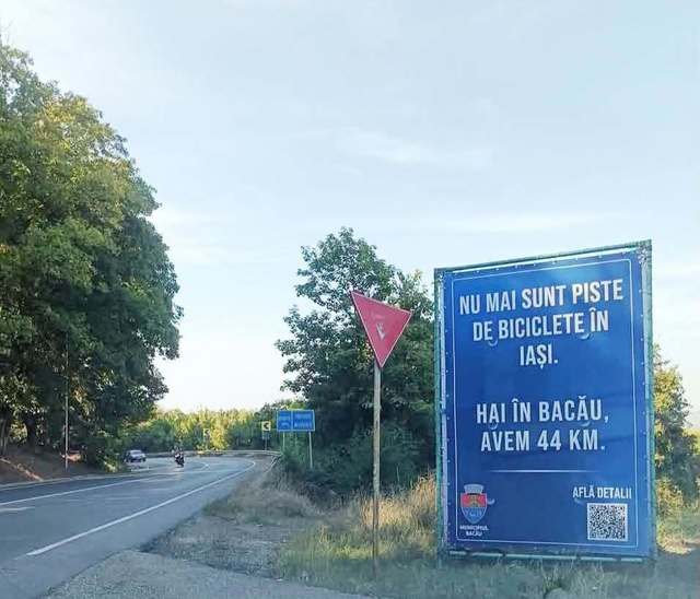 Bannere cu invitații la Bacău la intrările în Iași, după desființarea pistelor de biciclete