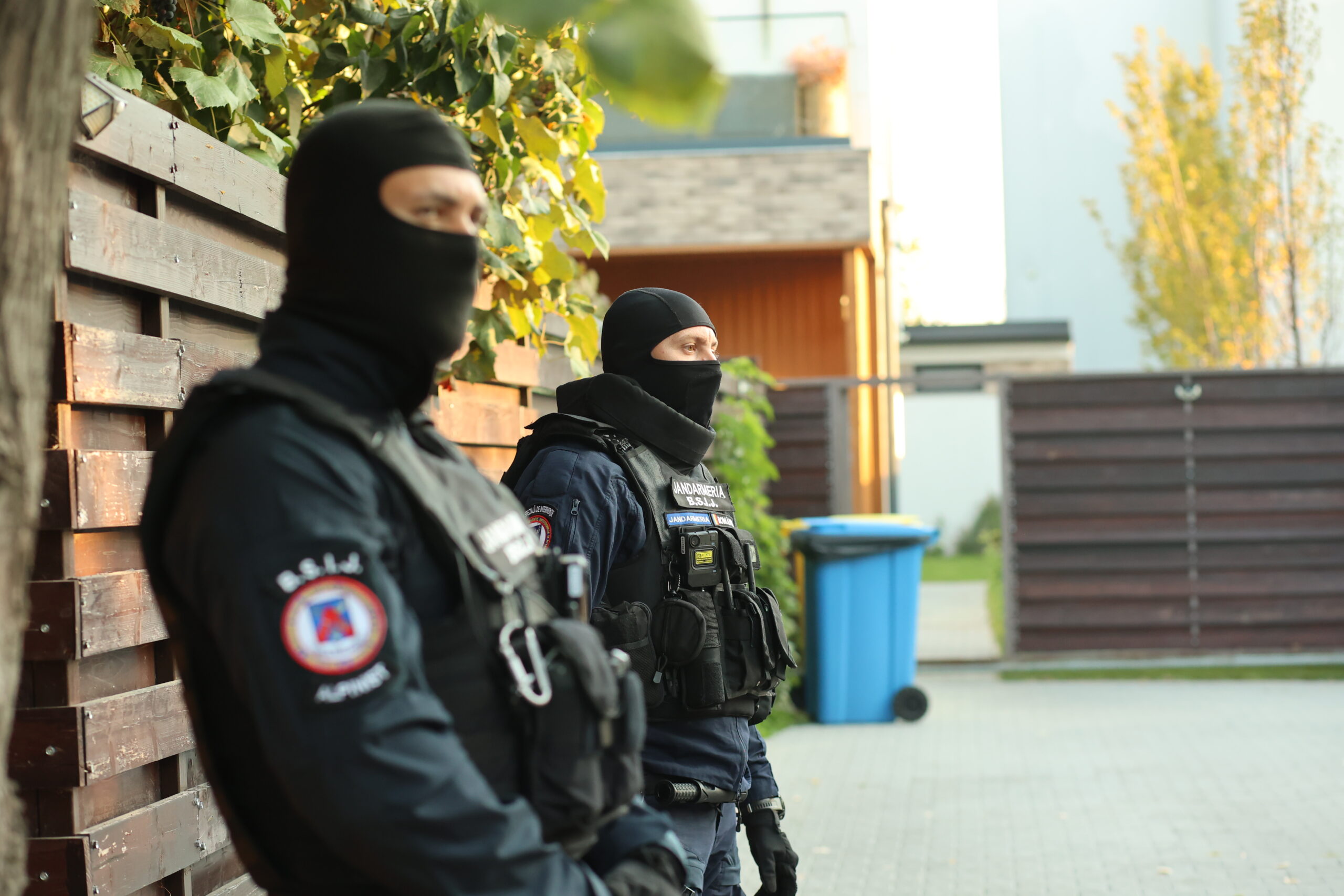 Percheziții la casa lui Călin Georgescu în Mogoșoaia: primele imagini cu forțele de ordine