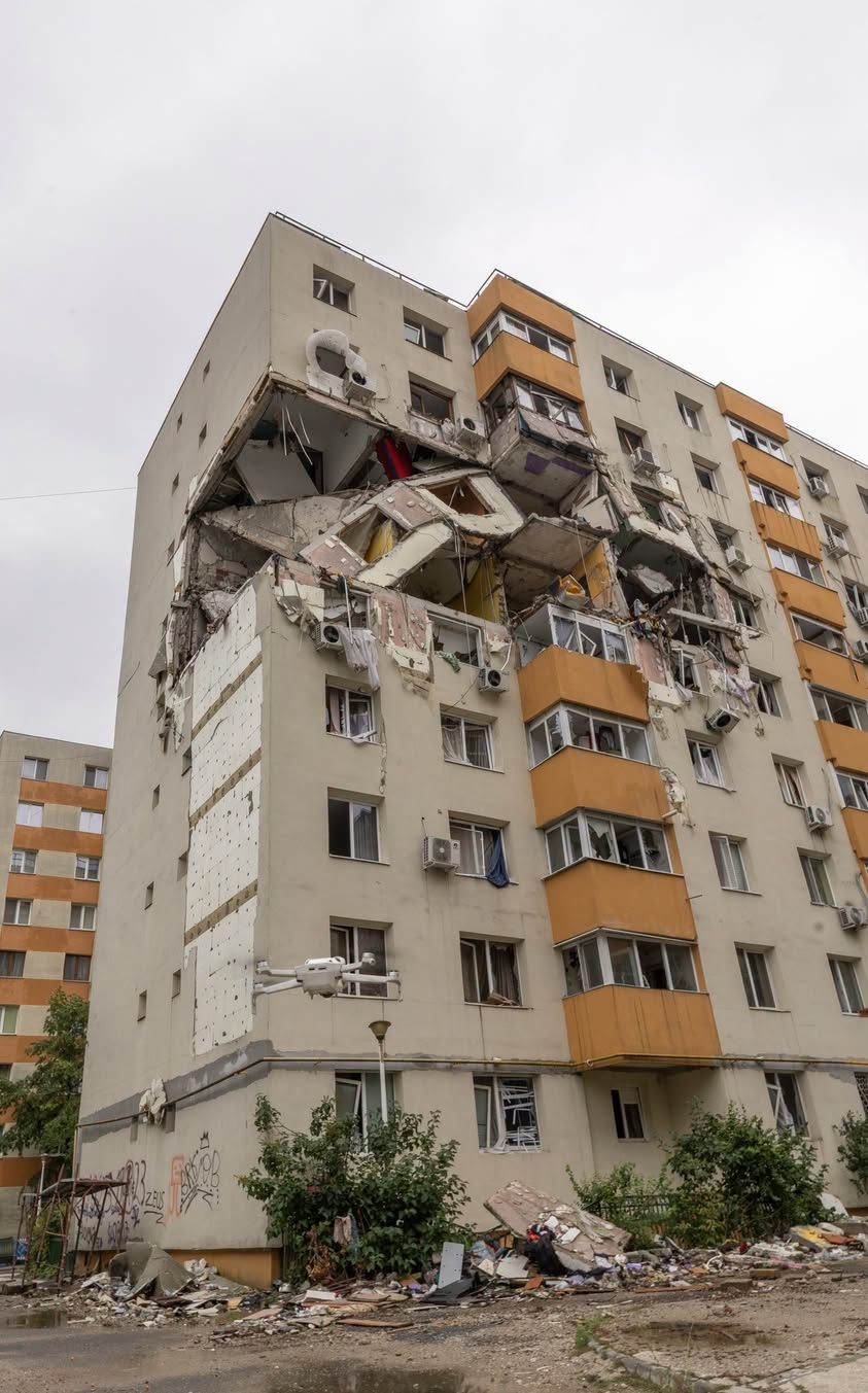 Încep lucrările de consolidare pentru blocul afectat de explozie în Rahova. 43 de familii primesc ajutor pentru chirie