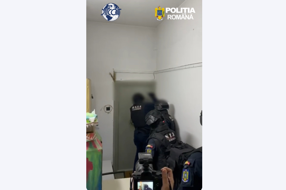Călin Georgescu ridicat din trafic: susținătorii s-au adunat în fața sediului DIICOT