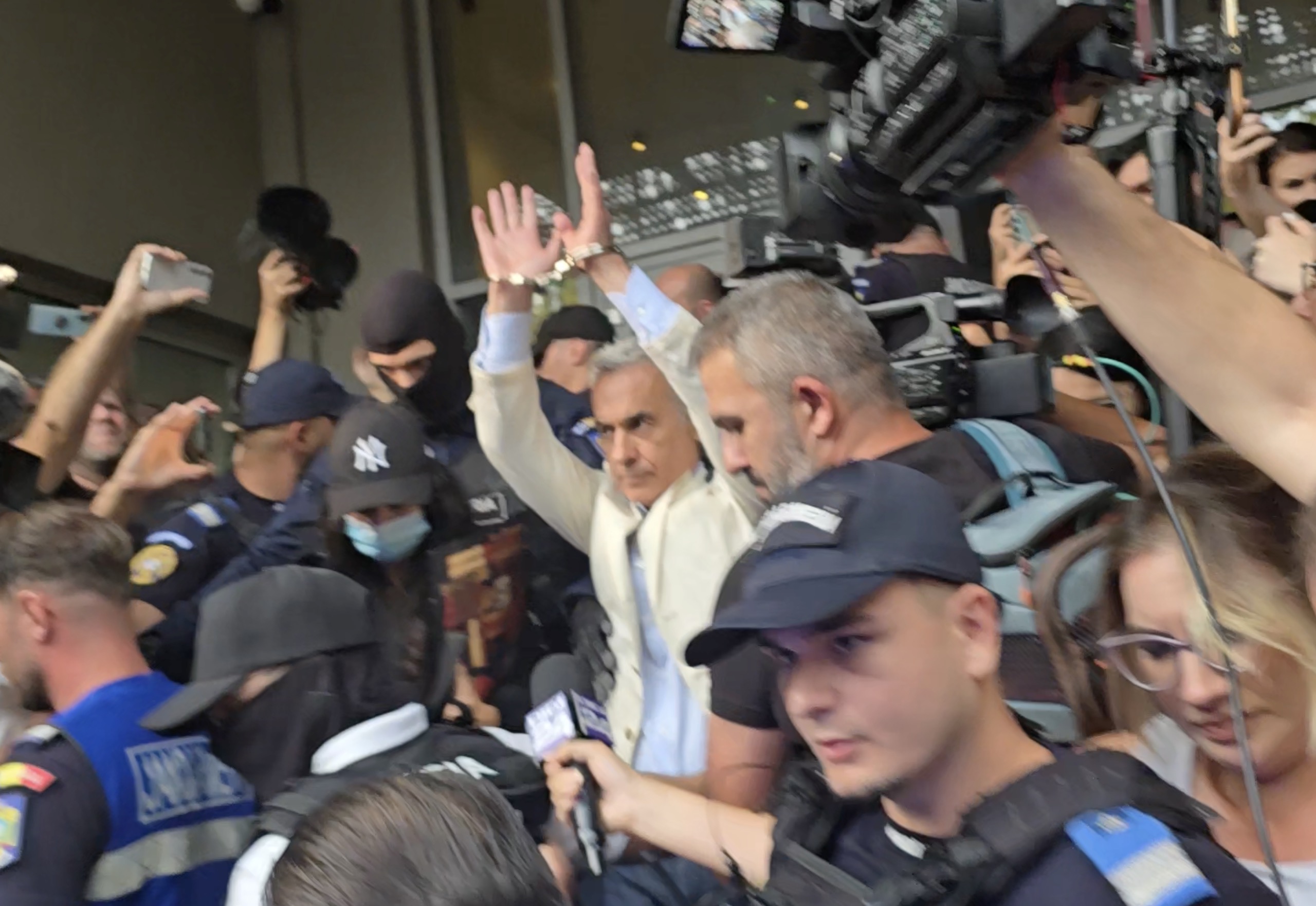 Călin Georgescu a fost scos de la DIICOT pentru arestare, după reținerea pentru înșelăciune