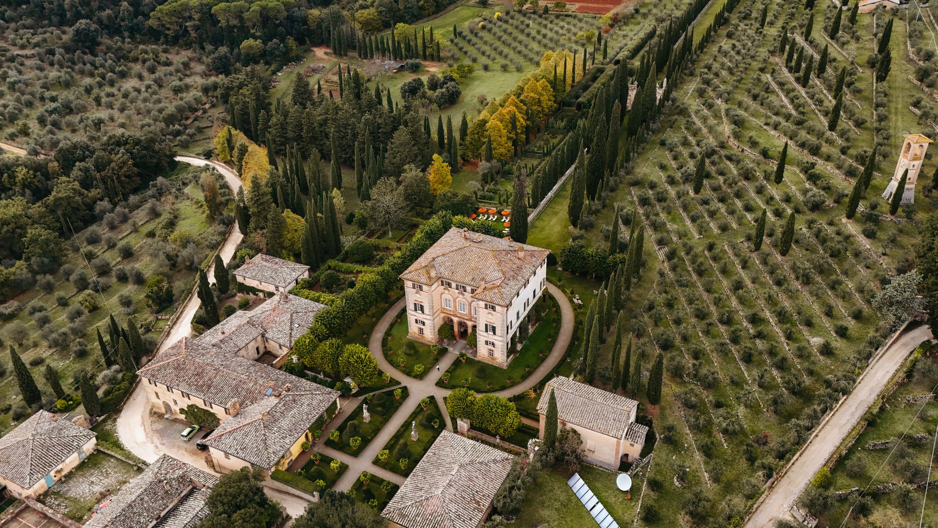 Planul secret al lui Călin Georgescu: fuga în Italia printr-o vilă de lux în Toscana