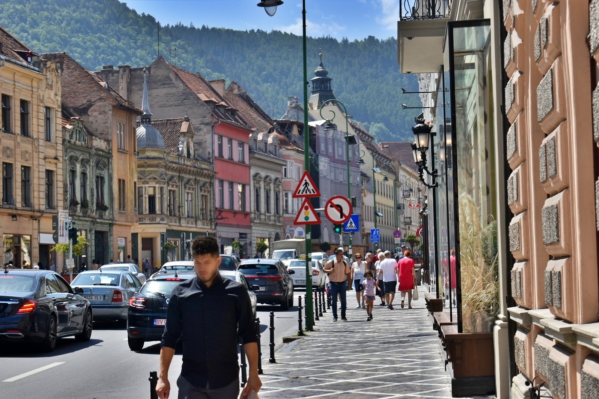 Primăria Brașov scoate la licitație locuințe de oraș, inclusiv o garsonieră de doar 10 mp