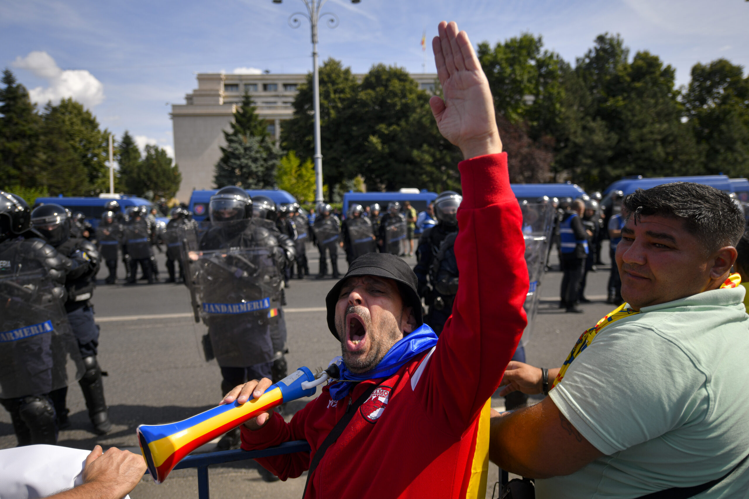 Operațiune masivă de poliție în 15 județe după violențele de la protestul ciobanilor din Piața Victoriei