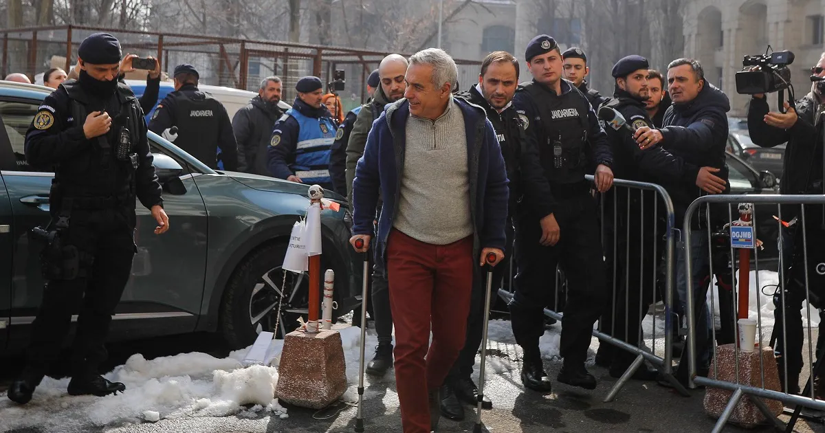 Mesajul din spatele alegerilor vestimentare ale lui Călin Georgescu: psihologii explică impactul culorii roșii