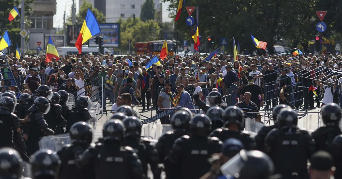 Rețineri și percheziții masive după violențele de la protestul ciobanilor din Piața Victoriei