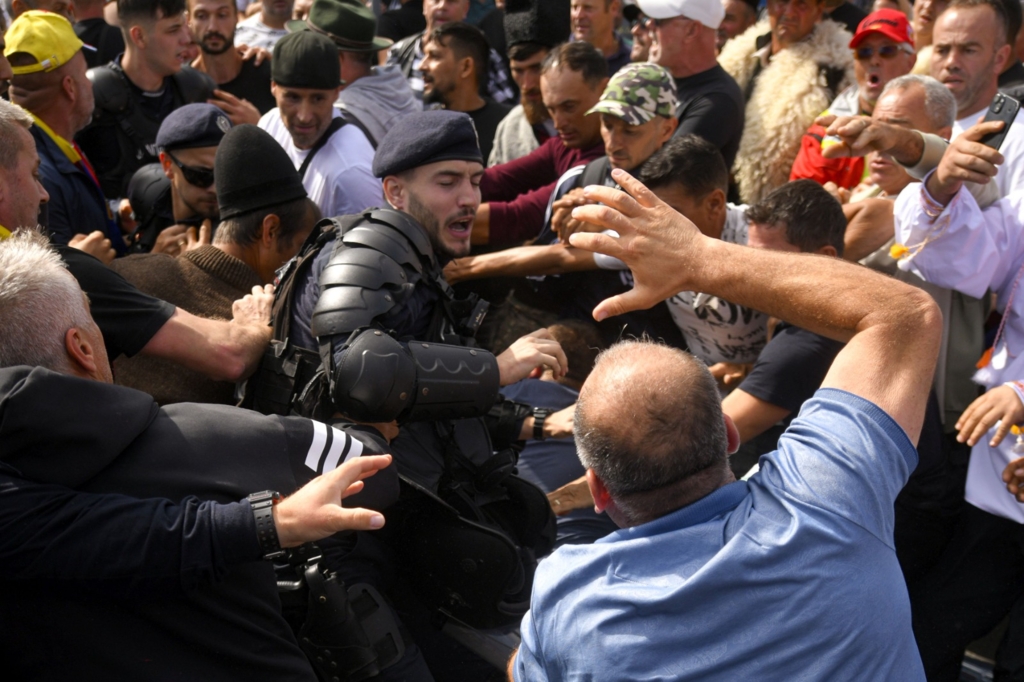 Arestări masive după violențele de la Piața Victoriei: 10 persoane au fost puse în arest preventiv