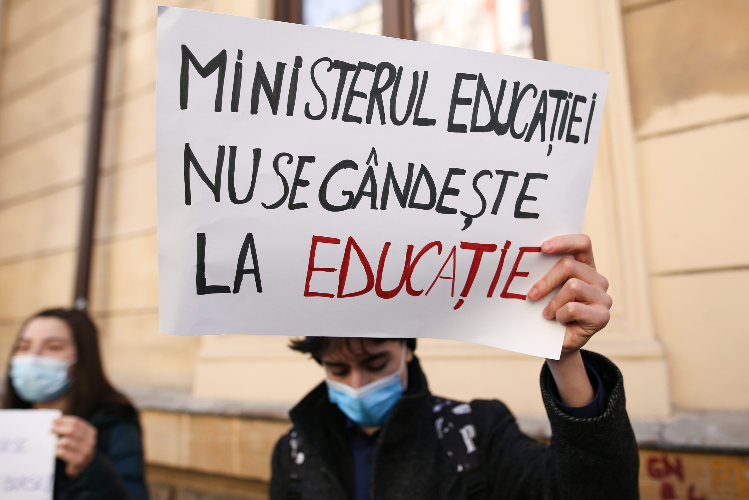 Protest masiv de elevi în întreaga țară împotriva introducerii uniformelor obligatorii