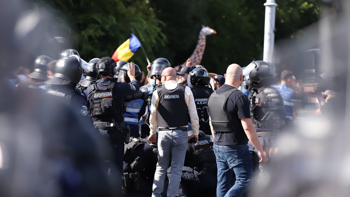 Mandate de arestare pentru protestatarii din Piața Victoriei: 10 persoane vor fi ținute în captivitate