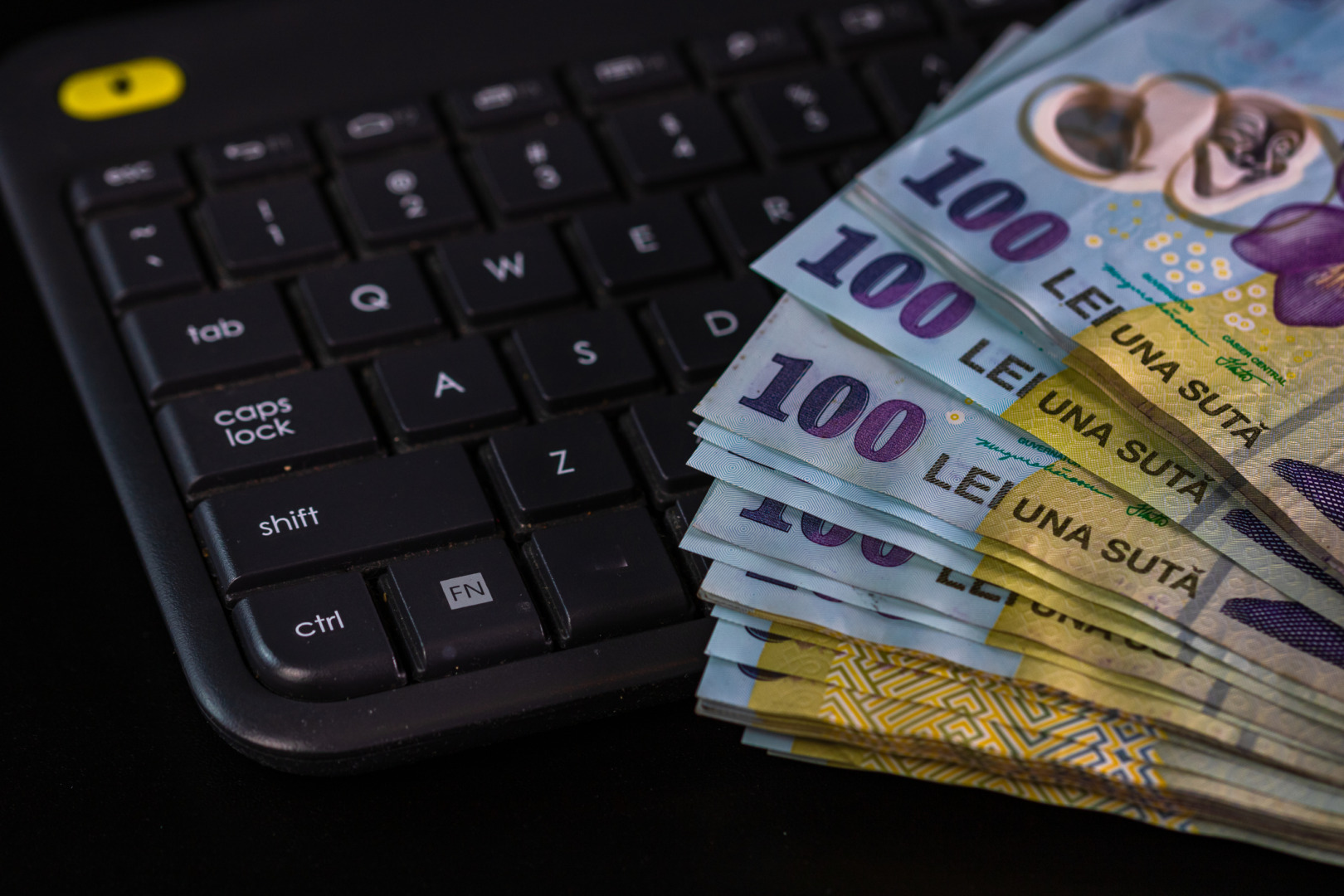 Salarii masive în companiile de stat: Cum acumulează liderii venituri de peste 130.000 de lei prin cumulul de funcții