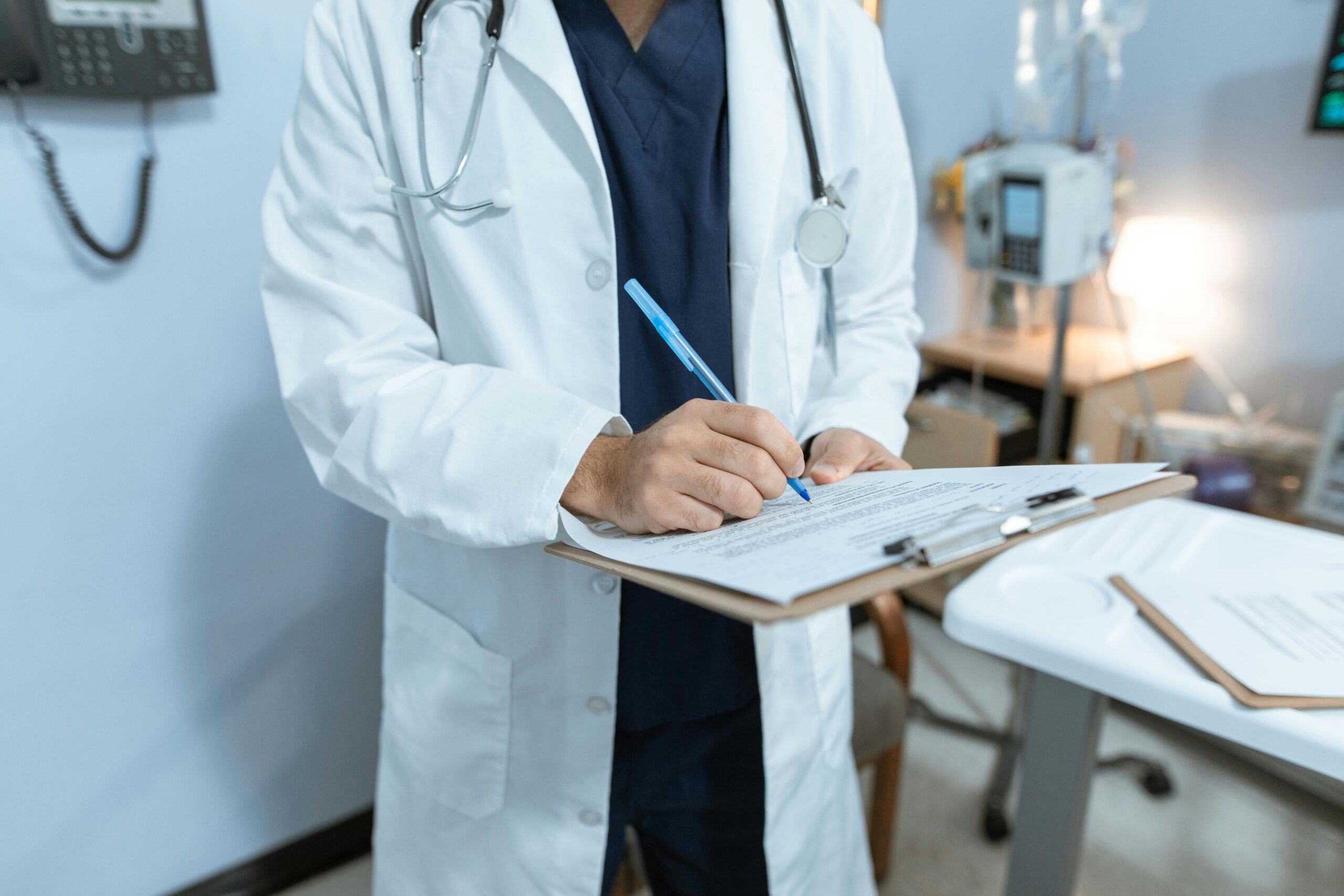 Mită cu bijuterii și mii de euro pentru posturi medicale: Fosta șefă a Spitalului Botoșani a recunoscut faptele