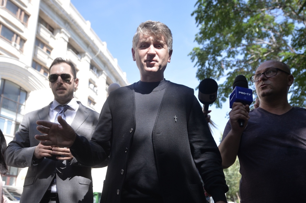 Cristian Pomohaci, arestat preventiv pentru pornografie infantilă. Fostul preot a filmat acte sexuale cu minori