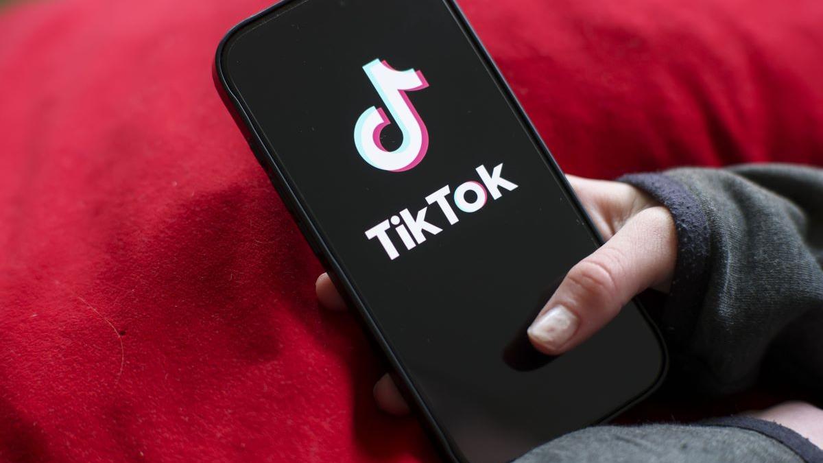 Provocări mortale pe TikTok pătrund în școlile din România: medicii avertizează asupra riscurilor de deces