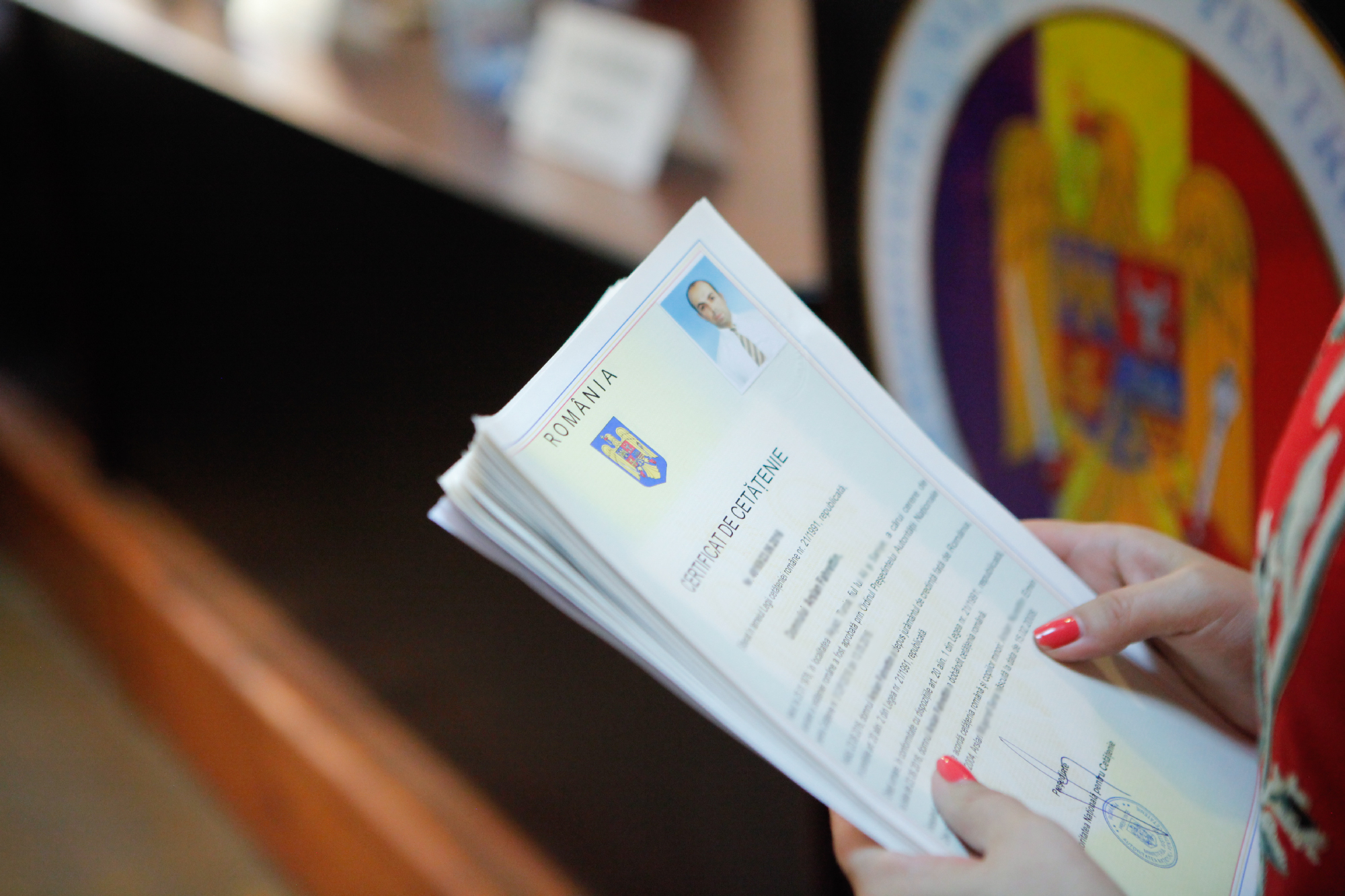 Dosar cu acte false: Doi ruși trimiși în judecată pentru obținerea ilegală a cetățeniei române