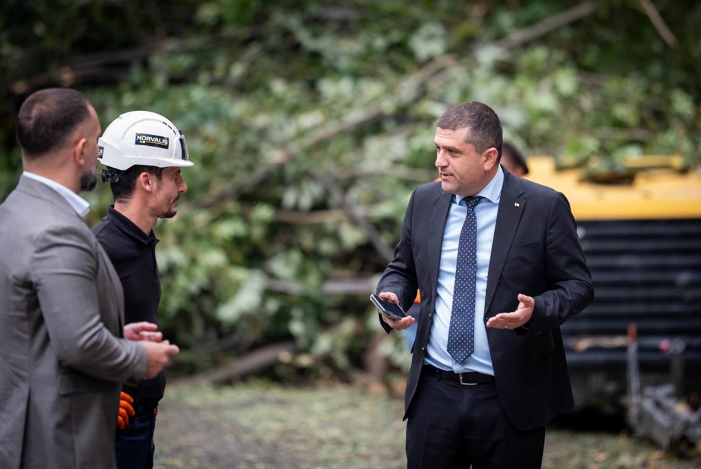 Scandal pe Valea Oltului: Ministrul Transporturilor a fost blocat în trafic de lucrări neorganizate